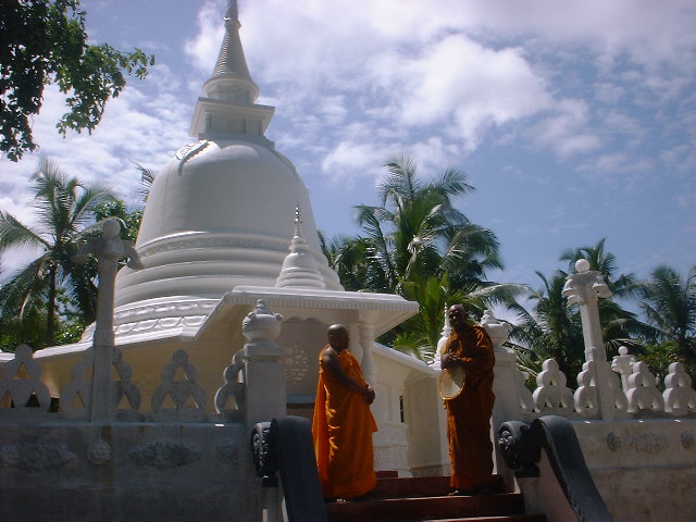 at Uggalboda temple in Kalutara with Maha nayaka Thero in  2006.JPG